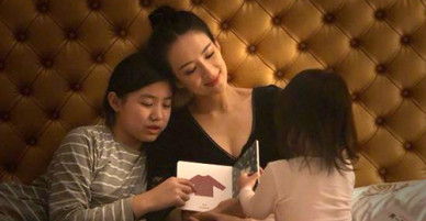 Chương Tử Di chia sẻ khoảnh khắc đọc sách bên con riêng, con chung