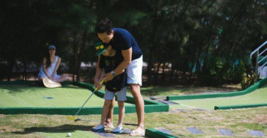 Khoảnh khắc Hà Hồ từ xa nhìn Kim Lý dạy Subeo đánh Golf