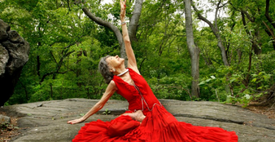 75 năm tập luyện, 57 năm giảng dạy yoga, cuộc đời của người phụ nữ 99 tuổi này như một cuốn phim tuyệt vời về cuộc sống tươi đẹp