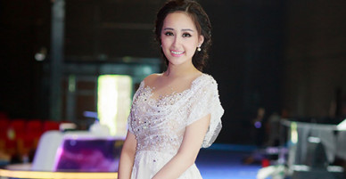 Mai Phương Thuý mặc lộng lẫy đi xem thí sinh Hoa hậu Hoàn vũ VN tập luyện