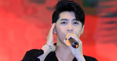 Noo Phước Thịnh hủy diễn vì bị ném ly lên sân khấu