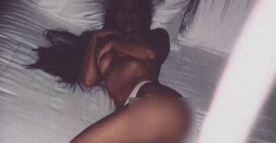 Kim Kardashian khiến cả mạng xã hội nóng rực vì ảnh bán nude quá táo bạo