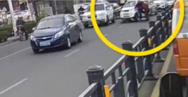 Người đi đường bị hai ông cháu đâm hai lần liên tiếp