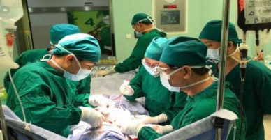 Bé 30 tháng tuổi bị mảnh sành cắm vào cổ