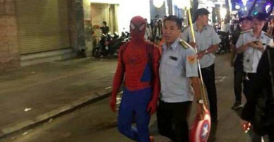Người nhện bị phạt vì không có giấy tờ tuỳ thân, bán hàng rong ở phố đi bộ Nguyễn Huệ