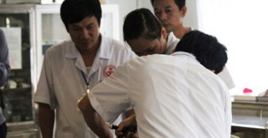 Con gái nghiện điện thoại, bố mẹ phải đánh thuốc mê cho vào viện