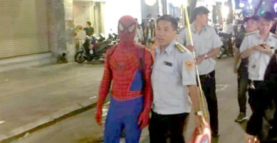 Kẹt cứng tại BOT Sóc Trăng, xe cứu thương phải xin đường để đi