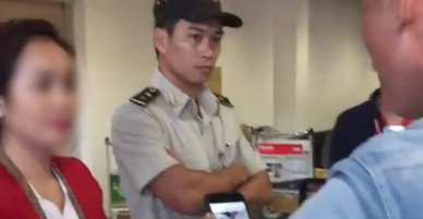 Clip khách nam quát mắng, xông vào nữ nhân viên ở sân bay vì cho rằng bị bắt xếp hàng nên check-in muộn, Vietjet nói gì?