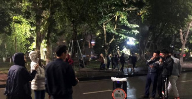 Loa kéo tay ngang nhiên tra tấn du khách trên phố đi bộ Hồ Gươm