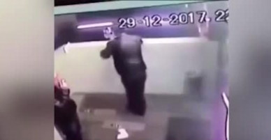 Nga: Nhảy lên lan can hút thuốc và cái chết “lãng xẹt”