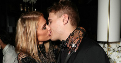 Paris Hilton và chồng sắp cưới không ngừng hôn nhau tại tiệc Quả cầu vàng