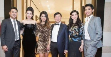 Tú Anh công khai xuất hiện cùng gia đình Phillip Nguyễn giữa tin đồn hẹn hò