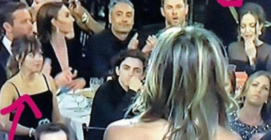 Khoảnh khắc thú vị: Angelina phản ứng khi vợ cũ Brad Pitt xuất hiện, sao 50 Sắc Thái tò mò liếc sang theo dõi