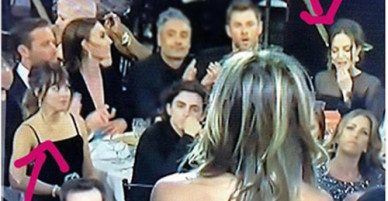 Jolie cúi mặt, né tránh nhìn Jennifer Aniston khi ngồi cùng phòng