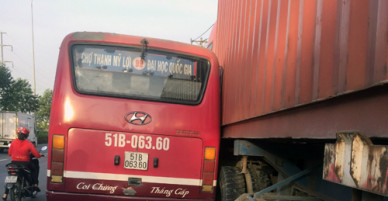 Ôtô buýt truy đuổi xe container sau va chạm ở Sài Gòn