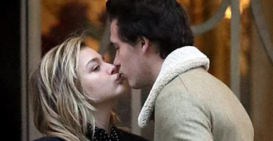 Hôn nhau trên phố, Brooklyn Beckham và Chloe Moretz dễ thương như đang quay phim tình cảm