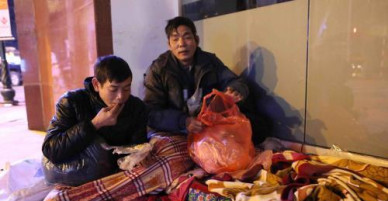 Người vô gia cư tại Hà Nội chống chọi với cái rét thấu da