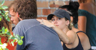 Miley Cyrus và hôn phu đeo nhẫn đôi, quấn quýt trong kỳ nghỉ đầu năm