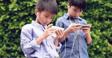 Không ngăn cấm, mẹ Mỹ cho con dùng điện thoại và đưa ra 18 nguyên tắc này