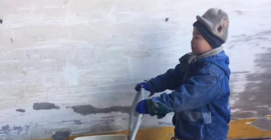 Mẹ tái giá, bố bặt vô âm tín, bé trai 6 tuổi phải đi giao hàng giữa trời đông để kiếm sống