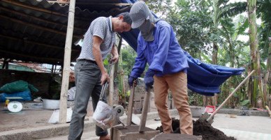 Người đàn ông 24 năm đúc xoong nồi từ phế liệu