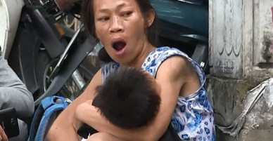 Ẵm con ăn xin, chơi ma túy ở khu phố Tây