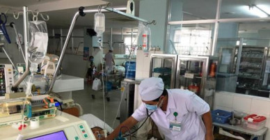Một bệnh nhi suy đa cơ quan nghi do uống trà sữa
