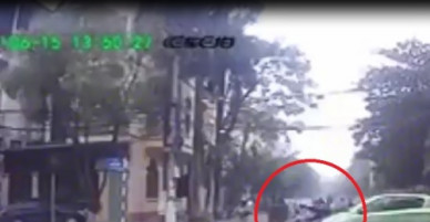 Clip: Nữ sinh vượt đèn đỏ bị ô tô tông văng giữa ngã tư
