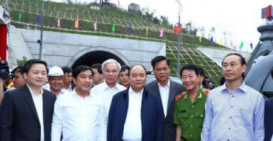 Thủ tướng Nguyễn Xuân Phúc thăm hầm đường bộ Đèo Cả