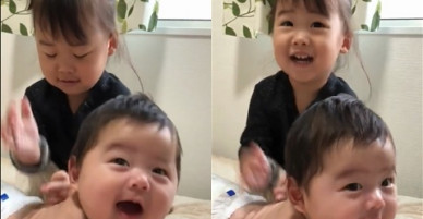 Bé gái 2 tuổi giúp mẹ bón sữa, massage cho em trai