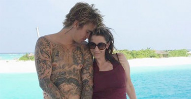 Justin Bieber tình cảm bên mẹ ở Maldives