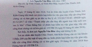 Vụ bé 7 tuổi bị dí sắt nung vào mặt ở Kiên Giang: Tòa triệu tập nhưng người cha vắng mặt