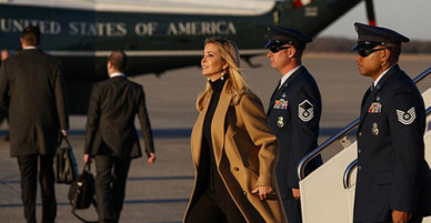 Ivanka Trump gây ấn tượng khi bước ra từ chuyên cơ tổng thống