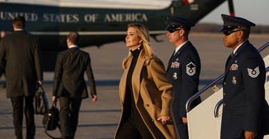 Ivanka Trump gây ấn tượng khi bước ra từ chuyên cơ tổng thống