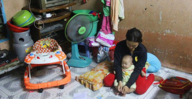 Chồng bỏ đi, người mẹ trẻ nuốt nước mắt nuôi hai con nhỏ dại, bệnh tật