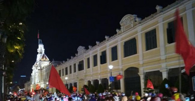 Hàng triệu người dân Thành phố mang tên Bác xuống đường ăn mừng U23 Việt Nam