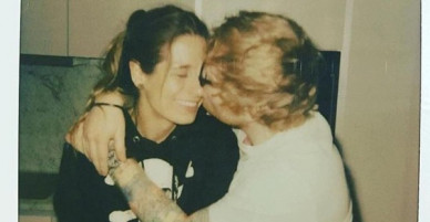 Chủ nhân hit Shape Of You Ed Sheeran đính hôn với người bạn thời thơ ấu