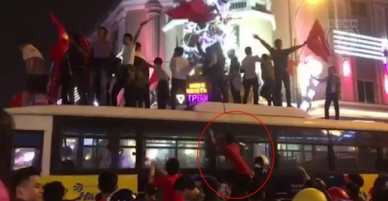 Clip: Hàng chục thanh niên trèo lên nóc xe buýt ăn mừng chiến thắng của đội tuyển U23 Việt Nam