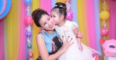 Maya dành cả tháng trời để tổ chức sinh nhật ngập tràn kẹo ngọt màu hồng cho con gái