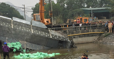 Tài xế tử vong trong cabin khi xe tải văng xuống kênh