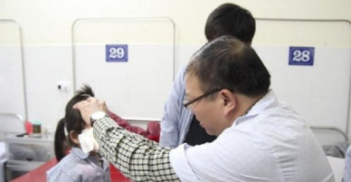 Bà mải dọn dẹp, cháu bị càng xe đập vào mắt vỡ nhãn cầu