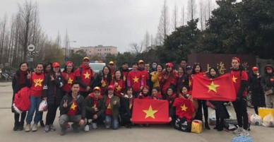 CĐV Việt Nam tại Trung Quốc vượt hàng trăm cây số để cổ vũ cho đội tuyển U23 Việt Nam trước trận đấu lịch sử với Qatar