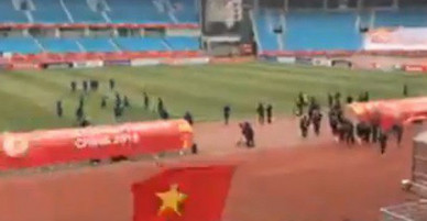 Không khí cực nóng trong SVĐ Thường Châu, Trung Quốc: Fan Việt Nam đã có mặt cùng U23 Việt Nam rồi đây!