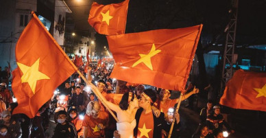 Cô dâu chú rể đi bão ăn mừng U23, nhân tiện chụp luôn ảnh cưới!