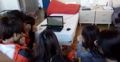 Khi sinh viên xa nhà không có tivi xem U23 Việt Nam: Bọn mình xem chung 1 cái laptop bé tí, ai nghe hét cũng tưởng làm sao