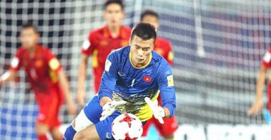 Thủ môn Bùi Tiến Dũng nhận thưởng riêng nửa tỷ đồng