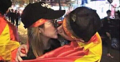 Phí Ngọc Hưng lại lộ ảnh hôn môi cô gái mình từng khẳng định là bạn bè