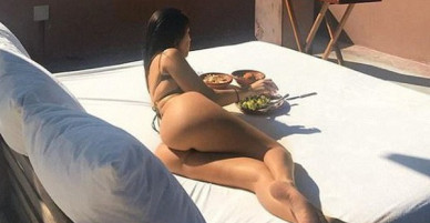Đã sinh 3 con, chị cả nhà Kardashian vẫn có vòng 3 nóng bỏng, thân hình nuột nà khó tin