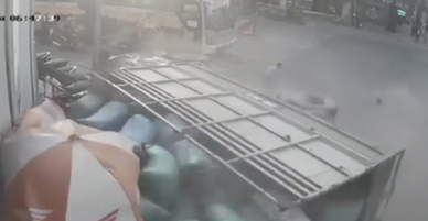 Clip hy hữu: Người đàn ông thoát chết ngoạn mục, bình thản đi lại xem xét tình hình sau khi bị ô tô tải tông trực diện