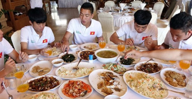 Vì sao HLV Park cấm U23 Việt Nam vừa ăn vừa dùng điện thoại? Mọi người ai cũng nên học theo